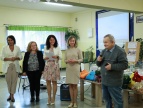 Dyrekcja Szkoły Podstawowej nr 1, nauczyciele i sędzia szachowy, w tle stół z nagrodami