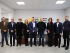 w sali konferencyjnej urzedu stoją uczestnicy spotkania podczas którego podpisano umowę