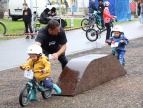 dzieci na rowerach przemierzają przeszkody na torze