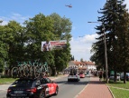 samochody wiązące rowery kolarskie wjeżdżają do Dobczyc nad nimi krąży helikopter