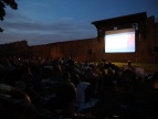 Film wyświetlany na dużym białym ekranie w plenerze