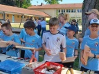 Chłopcy podczas zajęć z majsterkowania 