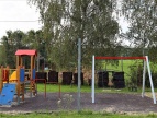 dwa nowe elementy na placu zabaw 