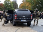 antyterroryści z karabinami podczas pokazu mundurowego 