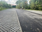 po lewej stronie widnieje nowo powstały parking dla samochodów
