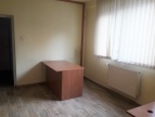 pokój z drewnianą komodą do wynajęcia