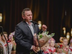 burmistrz Tomasz Suś przemawia na tle członków Zespołu