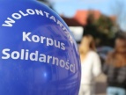 niebieski balon z napisem Korpus Solidarności