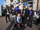 młodzież na dobczyckim rynku w rękach trzymają niebieskie balony