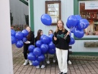 młodzież na dobczyckim rynku w rękach trzymają niebieskie balony