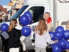 młodzież na dobczyckim rynku rozdaje niebieskie balony