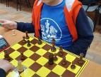 chłopiec grajacy w szachy 