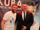 Kuba Błaszczykowski pozuje do zdjęcia z burmistrzem Tomaszem Susiem
