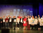na scenie stoją w dwóch rzędach przedstawiciele samorządu wraz z przedstawicielami organizacji sportowych działających na terenie gminy Dobczyce