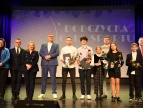 na scenie stoją rzędzie przedstawiciele samorządu wraz z laureatami Wyróżnienia Burmistrza w dziedzinie sportu