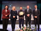 Na scenie podczas uroczystej gali stoją w rzędzie przedstawiciele samorządu wraz z Pawłem Piwowarczykiem -laureatem wyróżnienia specjalnego dla działaczas sportowego