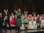 przewodnicząca Małgorzata Jakubowska przemawia na tle członków Zespołu