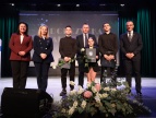 Na scenie podczas uroczystej gali stoją w rzędzie przedstawiciele samorządu wraz sportowcami którzy otrzymali listy gratulacyjne w uznaniu ostatnio zdobytych osiągnieć sportowych
