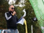 organizator mówiący przez mikrofon