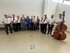 zdjęcie grupowe w Regionalnym Centrum Oświatowo-Sportowym na foyer burmistrz z przewodniczącą rady Miejskiem w Dobczycach oraz członkami zespołu Werdebusy Dobczyckie   