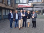 Jubileusz 300-lecia nadania praw miejskich miastu Versmold. Pamiątkową statuetkę wręcza Burmistrz Gminy i Miasta DobczyceFot. Stadt Versmold
