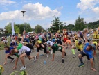 Duża grupa uczestników przygotowuje się do startu o złotą kózkę. Wydarzenie ma miejsce na błoniach RCOS 
