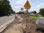  Zółty i pomarańcowy znak piesi. Jadące samochody 