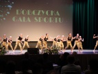 występ sekcji gimnastyki artystycznej na scenie podczas uroczystej gali sportu