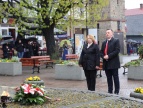 burmistrz Tomasz Suś wraz z zastępcą Edytą Podmokły składa wiązankę na Grobie Nieznanego Żołnieża