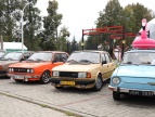cztery kolorowe samochody marki Skoda ustawione równolegle na parkingu
