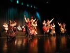 na zdjęciu widać energiczny taniec w wykonaniu członków Zespołu Pieśni i Tańca Dobczyce