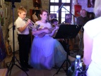 akompaniatorzy wydarzenia, pani z ukulele i chłopiec z trąbką