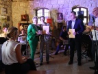 wyróżnienia dla artystów wręcza prezes Izby Gospodarczej Dorzecza Raby Katarzyna Matoga oraz burmistrz gminy i miasta Dobczyce Tomasz Suś