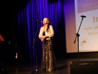 operowa śpiewaczka w eleganckiej sukni podczas śpiewania jednej ze swoich arii