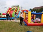 dzieci korzystające z dmuchanych zjażdżalni podczas pikniku połączonego z oficjalnym otwarciem Centrum Sportowo-Rekreacyjnego w Bieńkowicachyjnym w Bieńkowicach