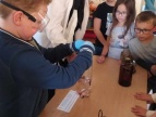dzieci wykonujący eksperyment chemiczny