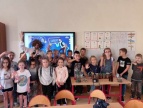 grupa dzieci wspólnie robiąca zdjecię