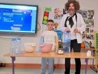 kobieta przebrana na chemika z wąsami