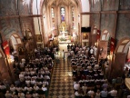 Kościół podczas mszy dożynkowej, widok z chóru na ołtarz i ławki