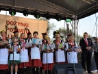 scena dożynkowa, na niej koło gospodyń wiejskich oraz burmistrzowie gmin Dobczyce i Sułkowice