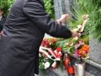 Burmistrz Paweł Machnicki składa kwiaty pod pomnikiem pomordowanych na Cmentarzu w Wiśniowej