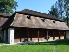 Spichlerz w Skansenie w Dołędze