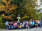 Zdjęcie przedstawia uczniów Szkoły Podstawowej w Kornatce wraz z nauczycielami oraz uczestnikami akcji Sprzątania Terenów Leśnych Kornatki
