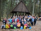 Zdjęcie przedstawia dzieci ze Szkoły Podstawowej w Kornatce, które na zakończenie akcji sprzątania terenów leśnych w Kornatce otrzymały drobne upominki  