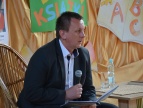 Burmistrz czyta uczniom w SP nr 1 w Dobczycach