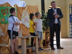 Burmistrz wraz z uczniami, którzy zawiyają do dobczyckiego urzędu