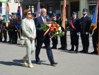 Burmistrz Paweł Machnicki oraz Wiceburmistrz Adamska - Jędrzejczyk składają kwiaty na symbolicznym Grobie Nieznanego Żołnierza