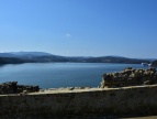 rekonstruowany mur miejski i panorama na Jezioro Dobczyckie oraz Beskidy