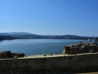 rekonstruowany mur miejski i panorama na Jezioro Dobczyckie oraz Beskidy