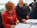 Pamiątkowe podpisy pod aktem erekcyjnym budowy szkoły w Dziekanowicach